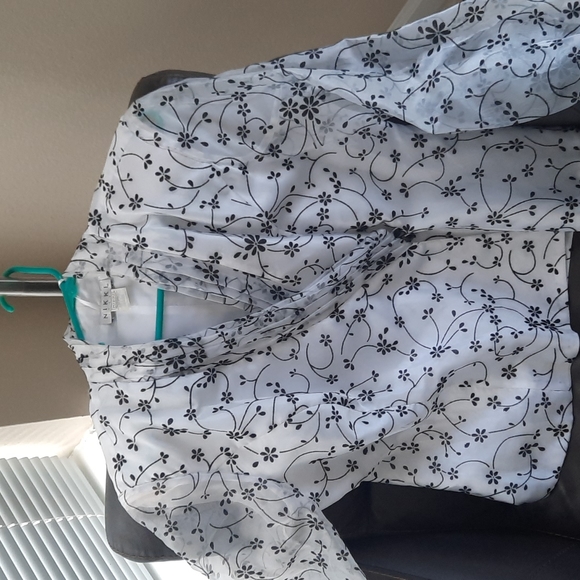 Party blouse, 100%polyester, beautiful.  Never used.  Size 15, Nikki Italy brand - Picture 3 of 3